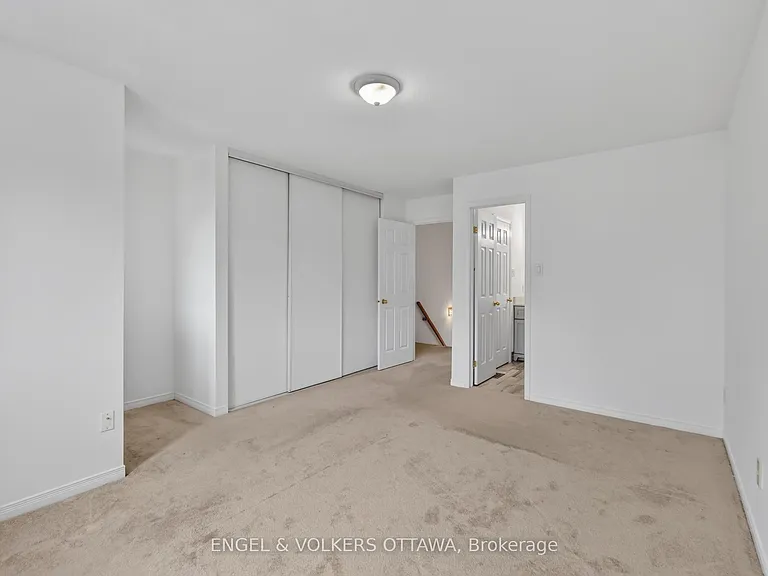 104 Manhattan Cres — Photo 11