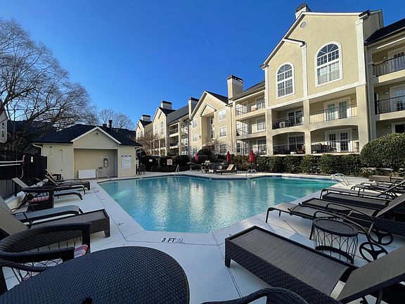 Pool area w/ grilling station