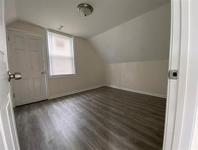 5th image of 3657 W Oakdale Ave