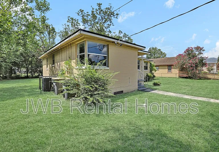1288 W 28th St — Photo 32