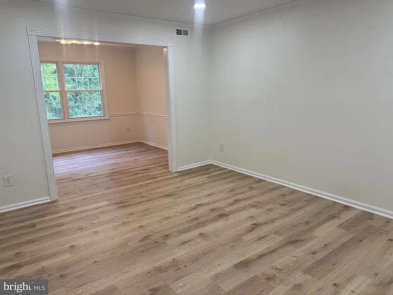 5230 Lonsdale Dr — Photo 4