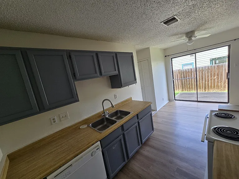 7906 Falcon Ridge Dr — Photo 6