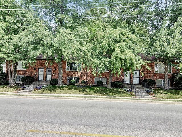 2 blocks from Downers Grove - Fairview station