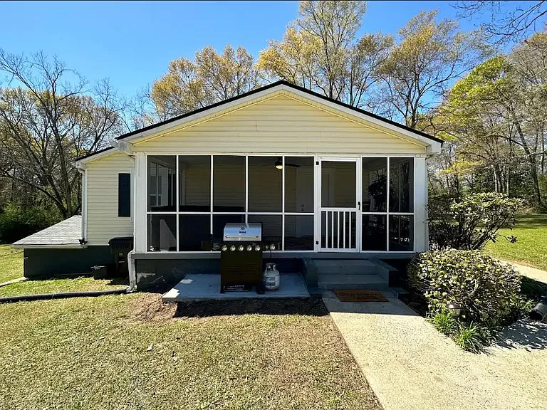 483 Seavy St — Photo 2