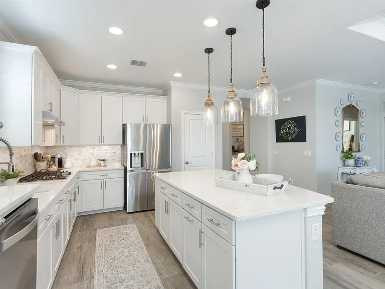944 Memorial Dr — Photo 2