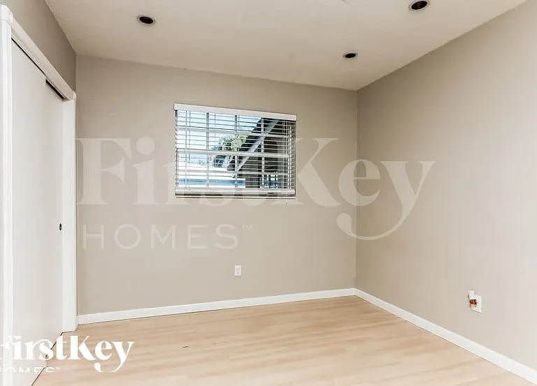151 SE 8th St — Photo 11