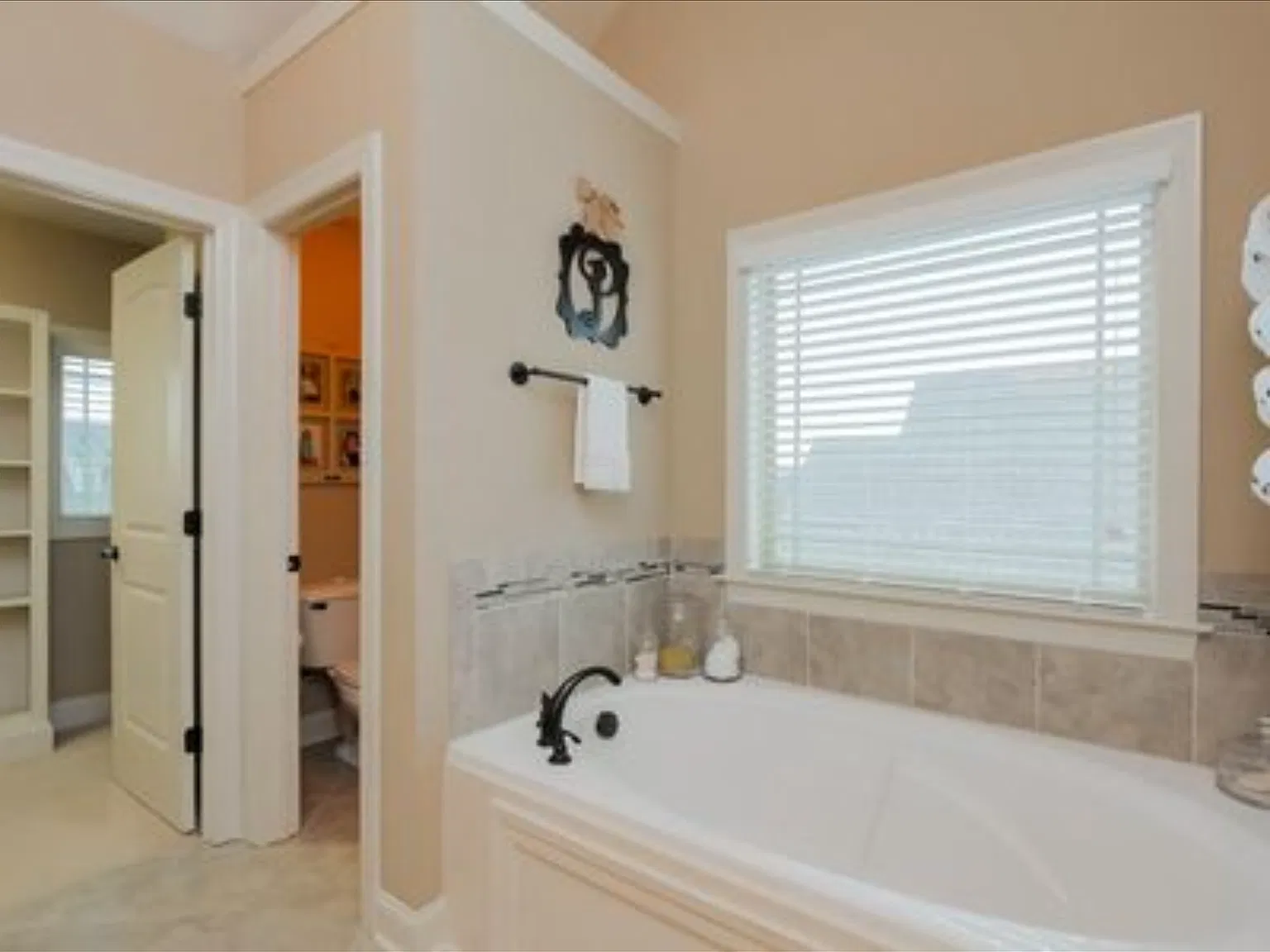 4 bed, 2.5 bath, 2900 sqft, $3,100 — Photo 4