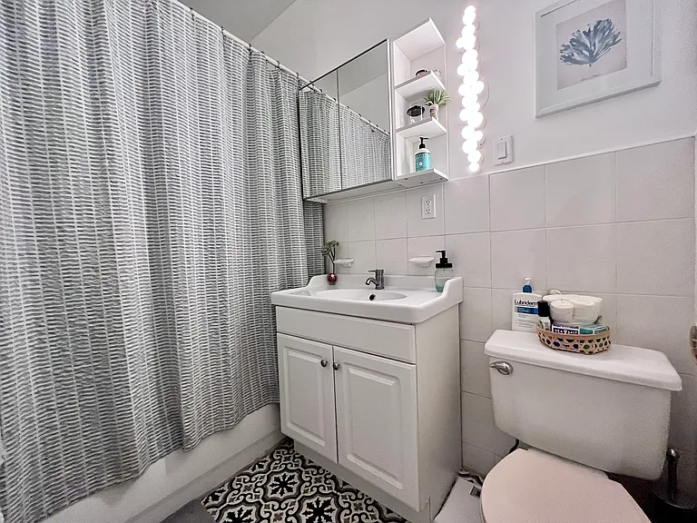 243 16th St #4R — Photo 9