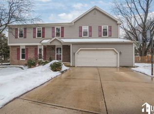 150 Exeter Ct, Roselle, IL 60172