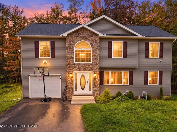 425 Scotch Pine Dr, Pocono Summit, PA 18346