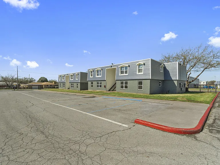 Maverick on Maurine Apartments — Photo 25