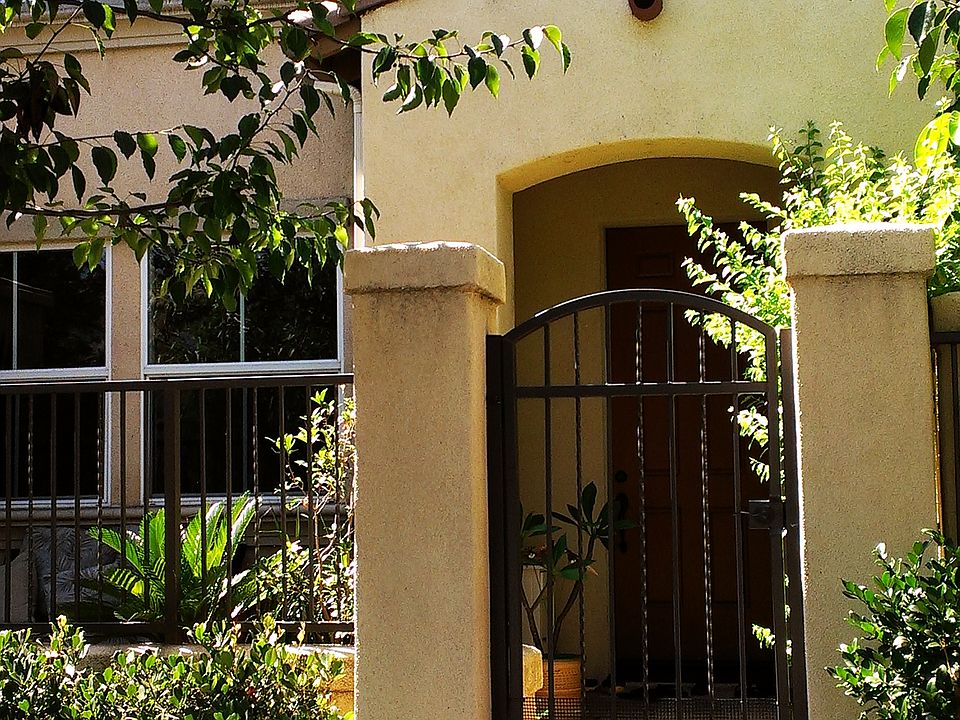 Pretty!  Front entrance