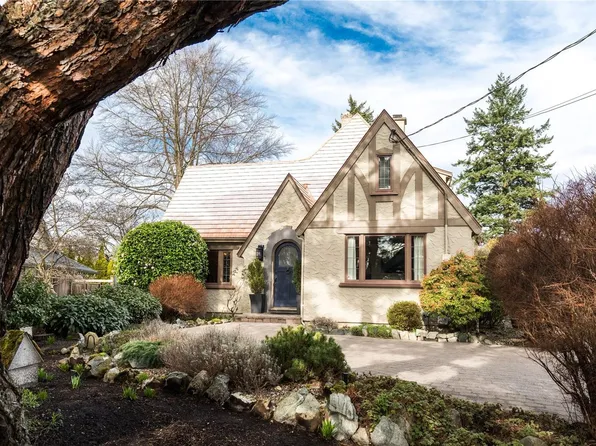 1274 Tattersall Dr, Saanich, BC V8P 1Z4