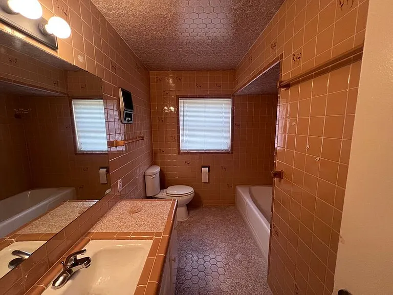 2525 Maple Ave — Photo 8