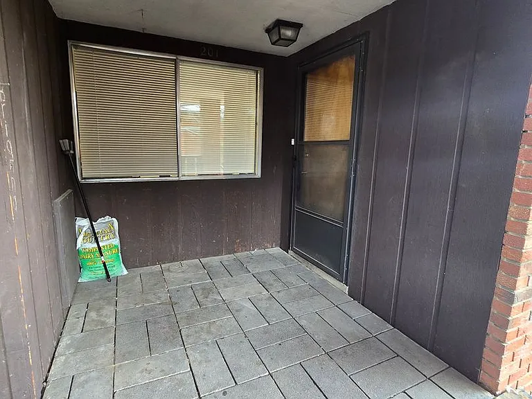 1335 Vivian — Photo 3