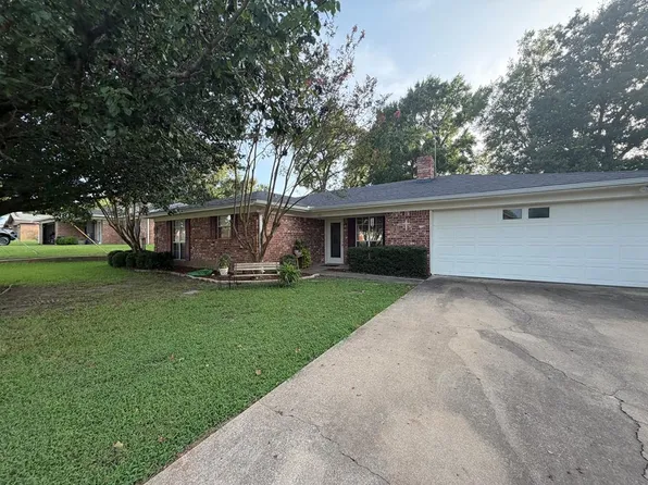 521 Chancellor Dr, Palestine, TX 75803