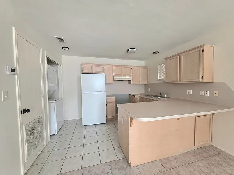1804 Oasis Ave — Photo 1