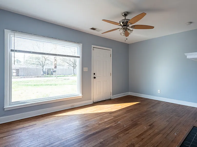 1443 Venetian Dr SW — Photo 2