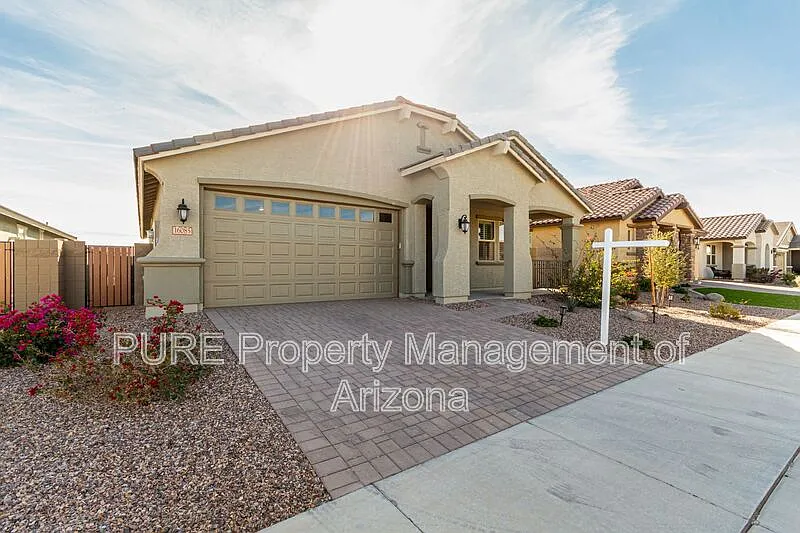 3 bed, 2.5 bath, 2019 sqft, $2,095 — Photo 3