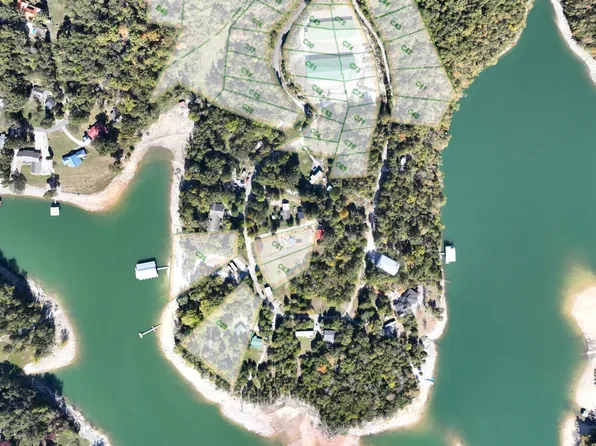 896 Shawnee Dr, Jacksboro, TN 37757