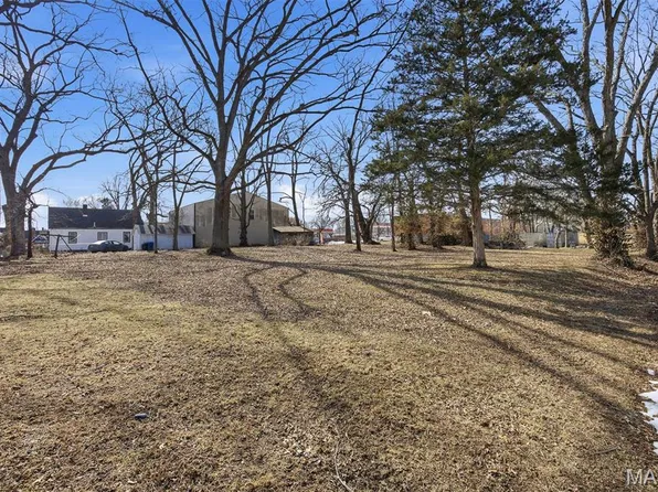 212 W 1st St, Trenton, IL 62293