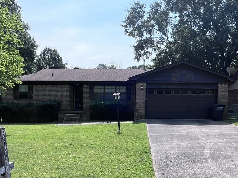 215 Berkshire Cir — Photo 2