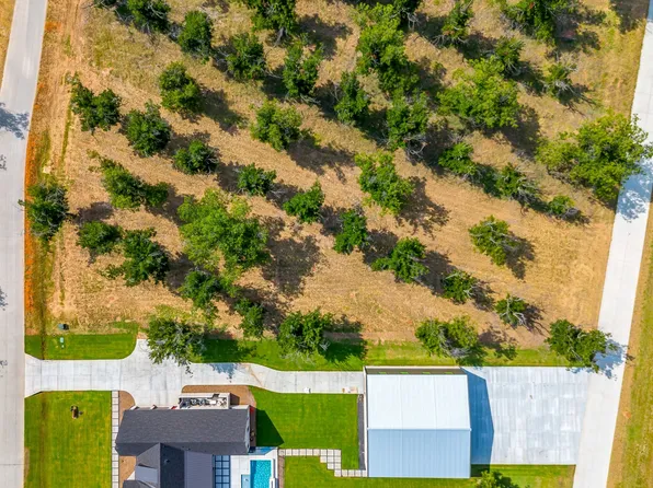 943 E Landings Rd, Granbury, TX 76049
