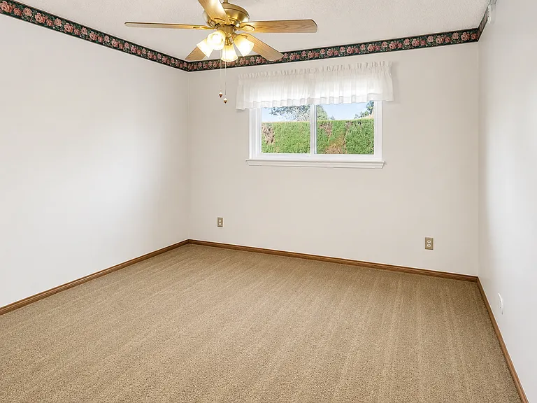 518 N Carousel Pl — Photo 3