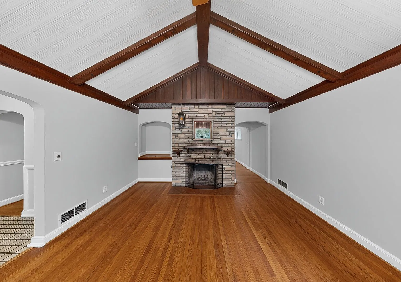 Renovated Classic 4Bed/3.5Bath Chevy Chase Rambler! — Photo 2