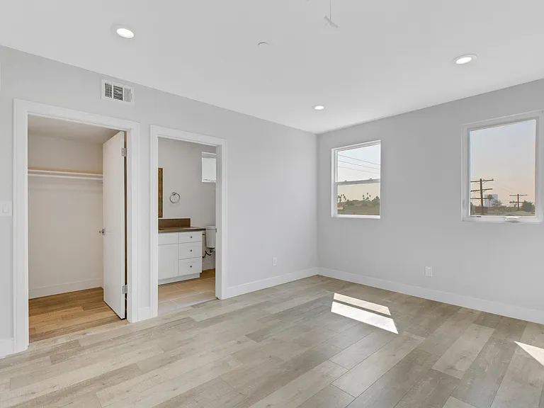 816 N Harvard Blvd — Photo 6