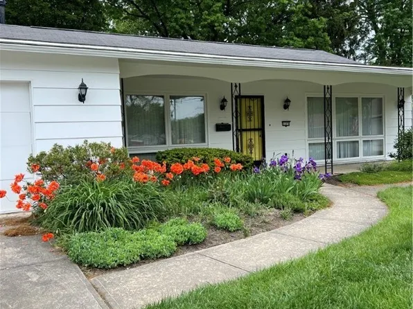 125 Barberry Dr, Berea, OH 44017