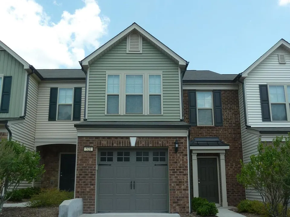 521 Denhoff Dr