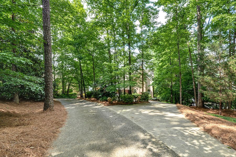 Circle drive - 0.9 acres