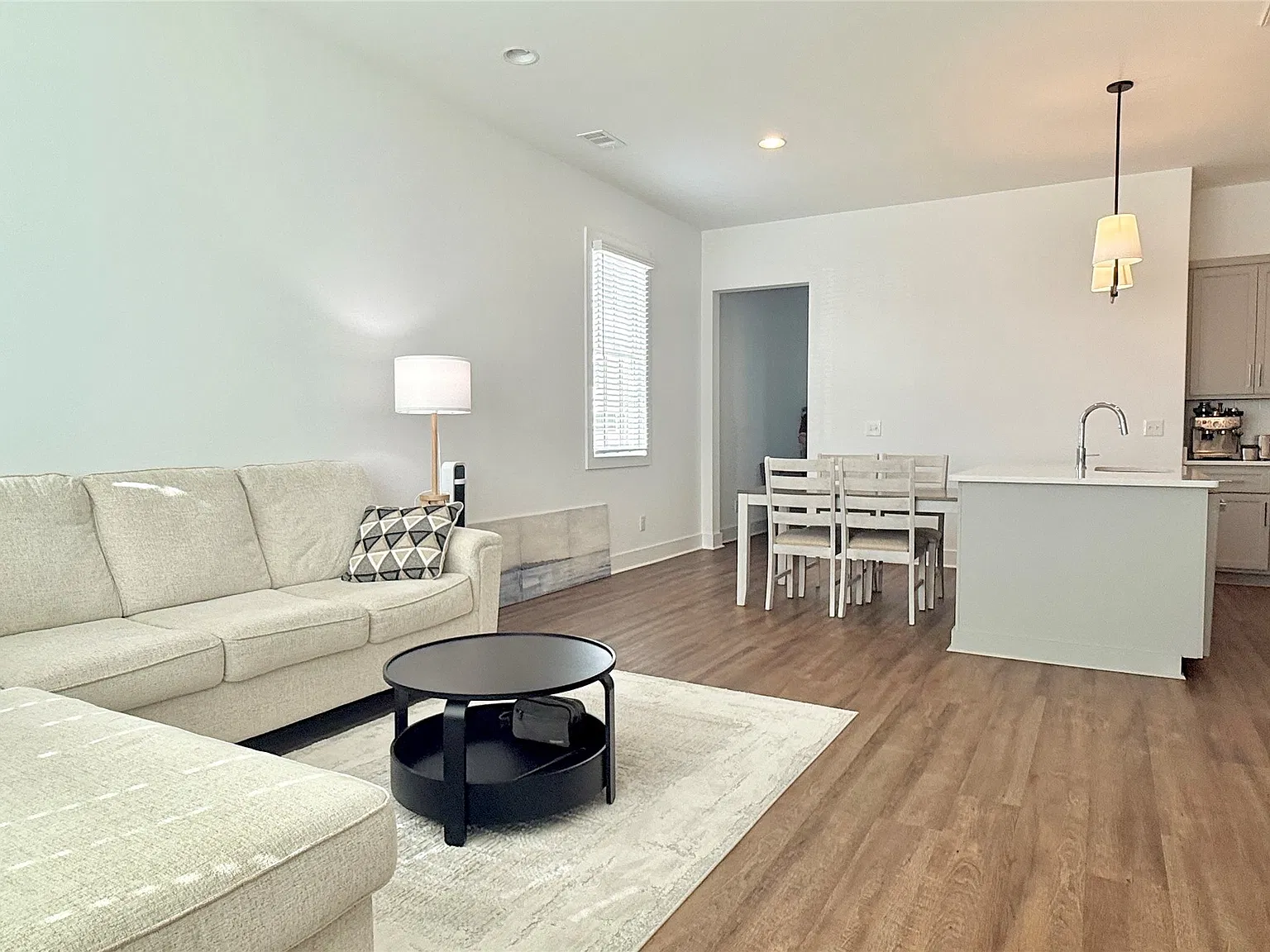 3 bed, 3.0 bath, 1760 sqft, $2,500 — Photo 3