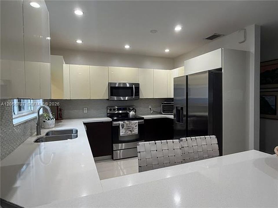 1st image of 625 Bird Rd #625