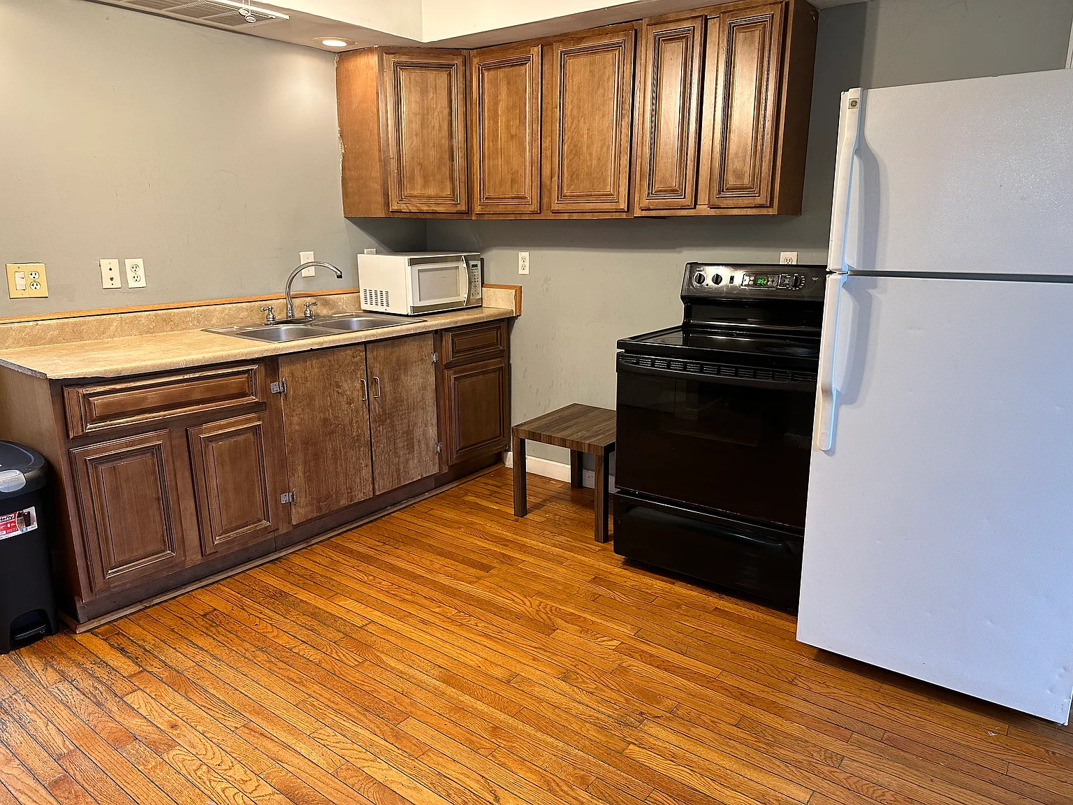 2 bed, 1000 sqft, $1,690 — Photo 2