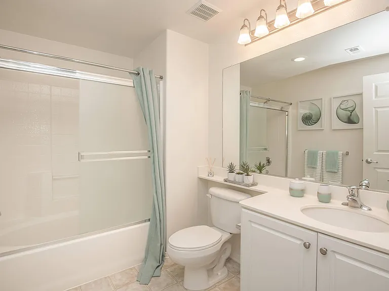 Laurel Vista Apartment Homes — Photo 25