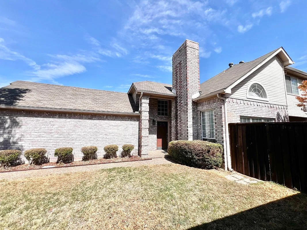 4 bed, 2.5 bath, 2075 sqft, $2,700 — Photo 2