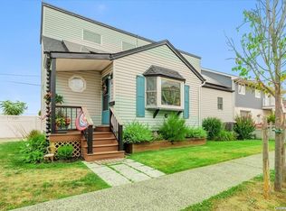 2 Lancaster Rd, Island Park, NY 11558