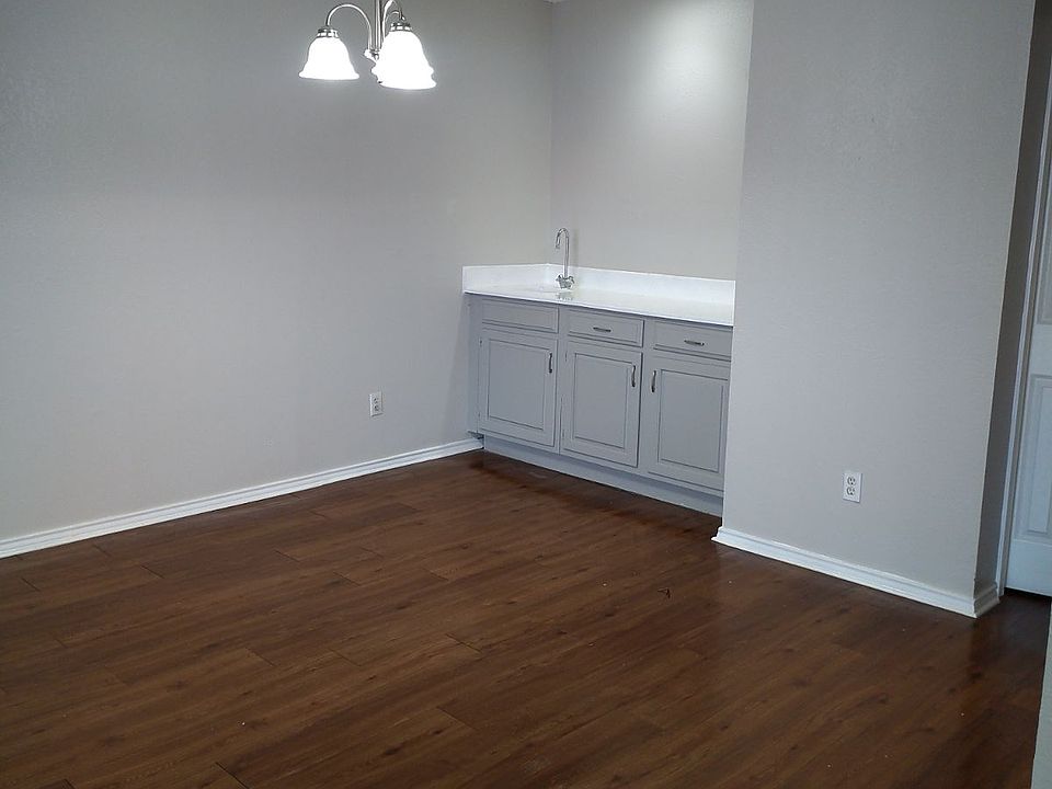 DINNING AREA W BAR
