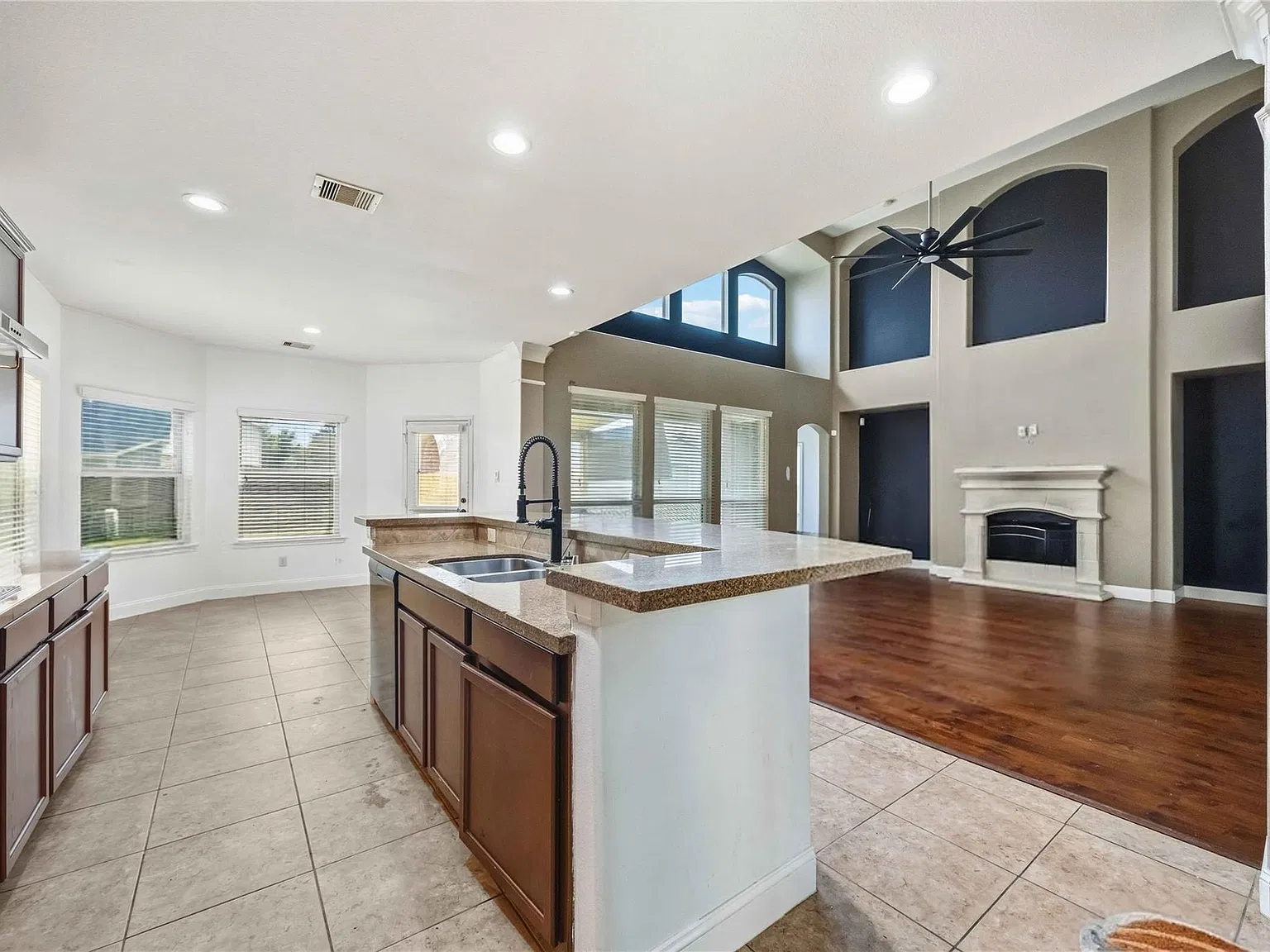 5 bed, 3.5 bath, 3442 sqft, $4,500 — Photo 3