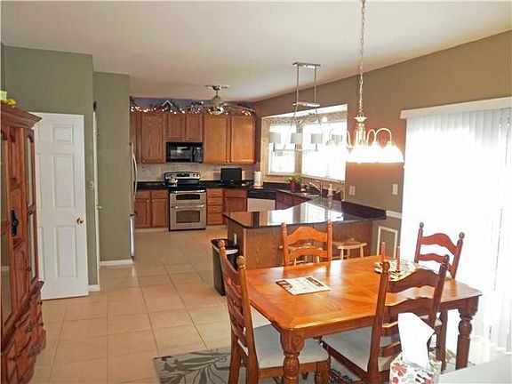 Large eat in kitchen w/granite countertops