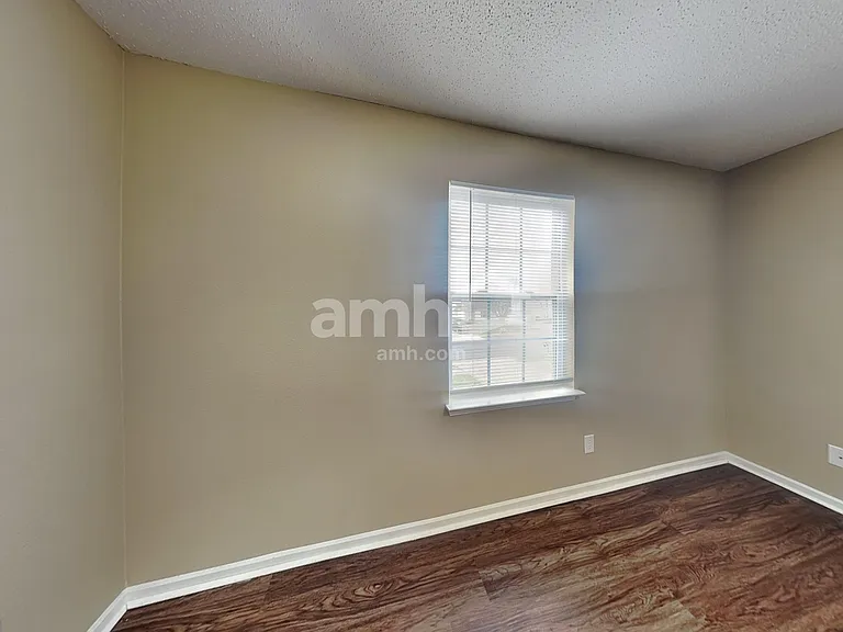5627 N Plymouth Ct — Photo 17