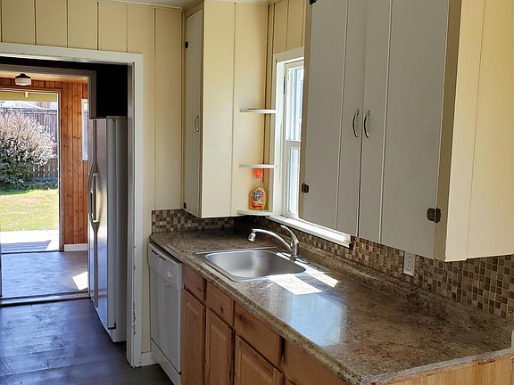 4th image of 820 S 72nd St