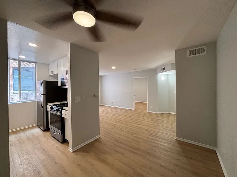 314 South Manhattan Place — Photo 20