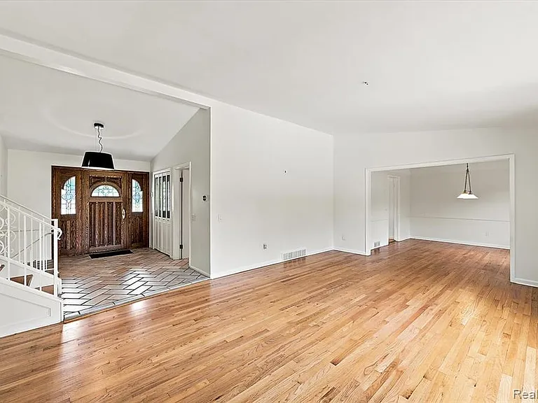 980 Sandhurst Rd — Photo 10