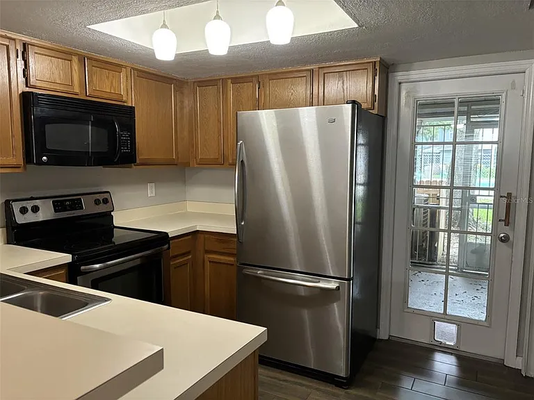 7621 Colonial Ct — Photo 3