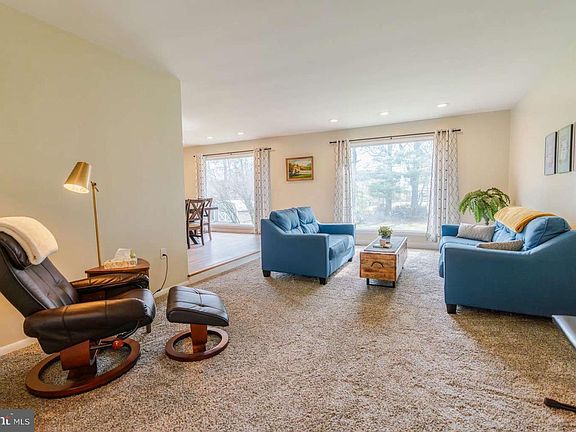 4th image of 35 Country Club Rd