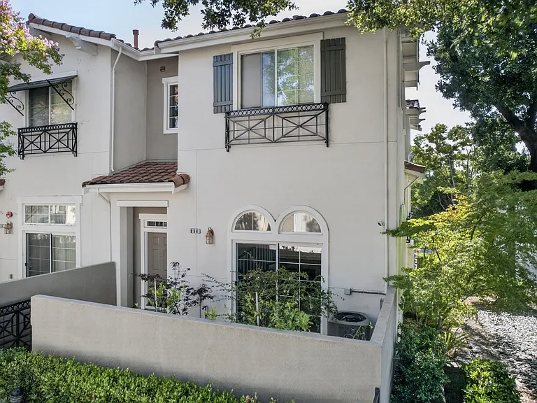 938 Visconti Pl — Photo 2