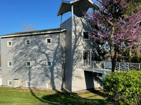 15657 Lakeview Dr, Buchanan, MI 49107